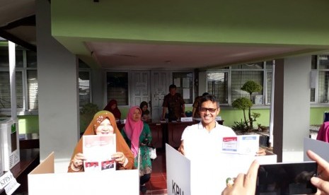 Gubernur Sumbar Irwan Prayitno bersama anggota keluarga mencoblos di TPS 10, Kelurahan Jati Baru, Kecamatan Padang Timur,  Kota Padang, Rabu (17/4).