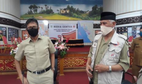 Gubernur Sumbar Irwan Prayitno dan Wali Kota Padang Mahyeldi. Mahyeldi mengatakan Pemerintah Kota Padang menyediakan internet gratis berbasis masjid yang sebagai fasilitas belajar daring bagi pelajar diberi nama program Freenet.