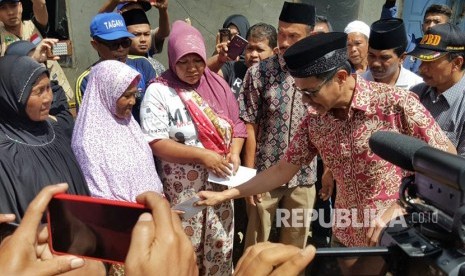 Gubernur Sumbar Irwan Prayitno (IP) berkunjung ke rumah korban gempa di Solok. IP juga menyerahkan bantuan sebesar Rp 29 juta kepada korban. Sedikitnya 70 rumah mengalami kerusakan akibat gempa 5,4 SR pada Sabtu (21/7) kemarin. 