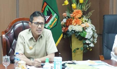 Gubernur Sumbar Irwan Prayitno ketika rapat online membahas evaluasi PSBB dan persiapan new normal bersama bupati dan wali kota se-Sumbar.