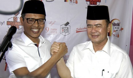 Gubernur Sumbar Irwan Prayitno (kiri) yang berpasangan dengan Bupati Pesisir Selatan Nasrul Abid (kanan) berfoto bersama saat mendaftar sebagai calon Gubernur dan wakil Gubernur Sumbar di KPU Sumbar, Padang, Senin (27/7).