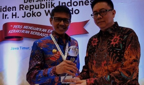 Gubernur Sumbar Irwan Prayitno menerima Anugerah Tokoh Perintis Pers Indonesia yang diserahkan Ketua Dewan Pers, Yosep Adi Prasetyo saat peringatan puncak Hari Pers Nasional (HPN) 2019 di Surabaya, Sabtu (9/2). 