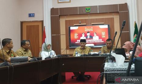 Gubernur Sumbar, Mahyeldi bersama Kadis Koperasi da UKM Endrizal saat sosialisasi Minangkabau Halal Festival. Dalam kegiatan itu juga diberikan sosialisasi,edukasi dan konsultasi sertifikasi halal. 