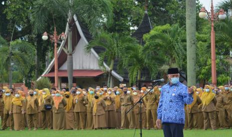 Gubernur Sumbar, Mahyeldi (kanan) memberi petunjuk saat apel dan inspeksi mendadak (sidak) di Kantor Gubernur Sumatera Barat, di Padang, Senin (17/5/2021). Gubernur dan Wagub melakukan inspeksi mendadak di hari pertama kerja pascalibur lebaran di lingkungan Pemprov Sumbar, salah satunya menindak ASN yang melanggar peraturan karena tidak menggunakan baju KORPRI, tidak menggunakan PIN Anti Gratifikasi dan tidak masuk kerja di hari pertama.