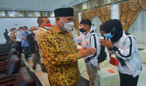 Gubernur Sumbar, Mahyeldi (kiri) melepas sejumlah atlet kontingen PON Sumbar ke Papua, di Kantor Gubernur Sumatera Barat, di Padang, Senin (27/9/2021). Kontingen Sumbar dengan 188 atlet resmi dilepas untuk mengikuti PON Papua dan bertekad meraih peringkat 10 besar.