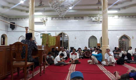 Gubernur Sumbar menyampaikan ceramah dalam itikaf di Masjid Jihad Perak Kota Padang, Senin (11/6) malam. 