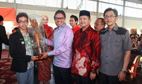 Gubernur Sumbar menyerahkan piala kepada pemenang Pra Olimpiade