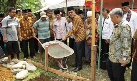 Gubernur Sumbar secara simbolis melakukan peletakan batu pertama pembangunan pesantren. 