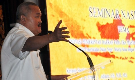 Gubernur Sumsel Alex Noerdin berbicara di Seminar Nasional bertema Inovasi Pemerintah Daerah Pada Era Masyarakat Ekonomi Asean (MEA) di Griya Agung, Palembang, Selasa (19/7). (Republika/Maspril Aries)