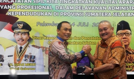 Gubernur Sumsel Alex Noerdin dan Dirjen Kependudukan dan Pencatatan Sipil Kemendagri Zudan Arif Fakhrullah pada rapat teknis pembukuan pembinaan aparatur sipil, Jumat (14/7) di Palembang 