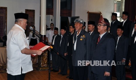   Gubernur Sumsel Alex Noerdin melantik KH Thohlon Abdul Rauf sebagai Ketua Forum Kerukunan Umat Beragama (FKUB) Sumsel periode 2016-2021, Rabu (26/10) di Griya Agung.(Republika/Maspril Aries)