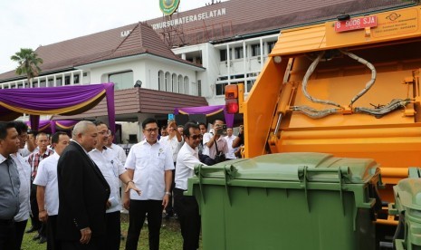 Gubernur Sumsel Alex Noerdin melihat langsung truk sampah atau truk compactor persampahan bantuan Kementerian PU PR yang diserahkan, Selasa (10/1).