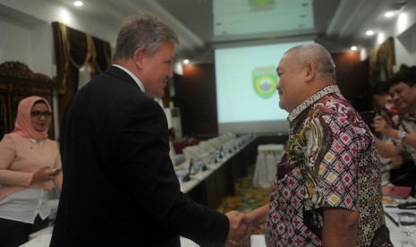 Gubernur Sumsel Alex Noerdin menerima Konsul AS Juha P. Salin di Griya Agung, Palembang, Jumat (10/2).