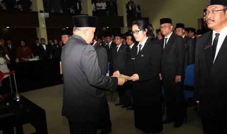 Gubernur Sumsel Alex Noerdin menyerahkan SK pengangkatan kepada Irene Camelyn sebagai pejabat definitif dengan jabatan Kepala Biro Humas dan Protokol Pemprov Sumsel, Kamis (6/2)