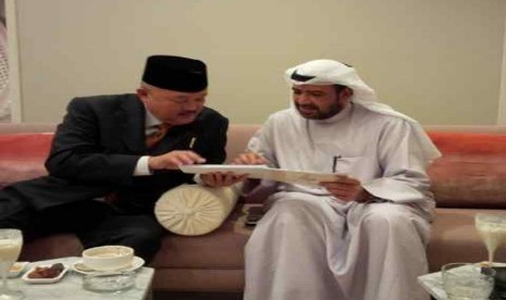 Gubernur Sumsel, Alex Noerdin saat bertemu dengan Presiden Olympic Council of Asia (OCA) atau Dewan Olimpiade Asia Sheikh Ahmad Al-Fahad Sabah pada pertemuan di Kuwait, Jumat (25/7) waktu setempat.