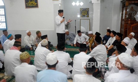 Gubernur Sumsel Herman Deru saat bersama jamaah (ilustrasi)