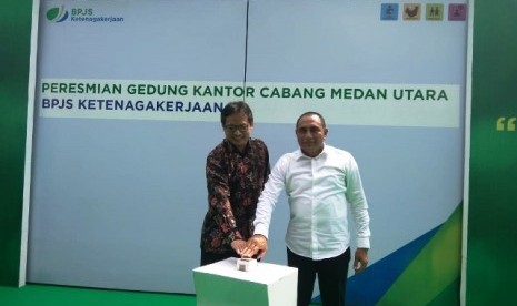 Gubernur Sumut Edy Rahmayadi didampingi Direktur  Direktur Umum dan SDM BPJS Ketenagakerjaan, Naufal Mahfudz saat meresmikan gedung BPJS Medan Utara. 