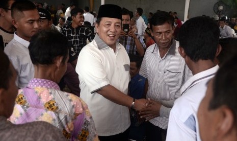 Gubernur terpilih hasil hitung cepat Pilkada Lampung Arinal Djunaidi menyalami petani yang datang dalam acara Halalbilhahal di kediamannya di Bandar Lampung, Lampung, Minggu (01/08). 