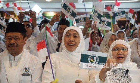 Gubernur terpilih Jawa Timur Khofifah Indar Parawansa (tengah) didampingi Ketua Umum Jaringan Kiai - Santri Nasional (JKSN) Roziqi (kiri) dan Ketua Muslimat NU Malaysia Mimin Mintarsih menghadiri deklarasi (JKSN) Perwakilan Malaysia untuk pemenangan Jokowi - KH Ma’ruf Amin di Kuala Lumpur, Ahad (21/10/2018).