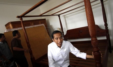  Gubernur terpilih Joko Widodo duduk diatas ranjang tua yang ia bawa dari Solo ke rumah dinasnya di kawasan Menteng, Jakarta Pusat, Ahad, (14/10). (Adhi Wicaksono)