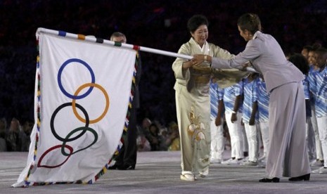 Gubernur Tokyo Yurike Koike menerima bendera Olimpiade. Koike menegaskan Jepang masih dapat jadi tuan rumah Olimpiade. Ilustrasi.