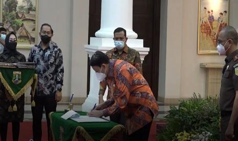 Gubernur Wahidin Halim dalam acara Penandatanganan MoU antara Kejaksaan Tinggi Banten dengan Pemerintah Provinsi Banten serta Penandatanganan Berita Acara Serah Terima Aset P3D (Personel, Pendanaan, Sarana dan Prasarana, serta Dokumen) Bidang Perikanan dan Kelautan di Pendopo Gubernur Banten, KP3B Curug, Kota Serang, Kamis, (7/10).