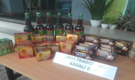 Gudang dan toko obat tradisional berbahan kimia obat dan tanpa memiliki izin edar dari Balai Besar POM di wilayah Tasikmalaya, Provinsi Jawa Barat berhasil digerebek pada Rabu (28/7) lalu. Ribuan obat tradisional turut diamankan sebagai barang bukti yang diduga akan segera diedarkan ke seluruh Jawa Barat termasuk pemiliknya telah diamankan. 