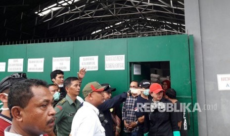 Gudang penyimpanan limbah medis tersebar di Desa Panguragan Wetan, Desa Panguragan Kulon dan Desa Panguragan Lor, Kecamatan Panguragan, Kabupaten Cirebon, Kamis (14/12). Penyegelan gudang urung dilakukan karena mendapat penolakan dari para pekerja gudang.