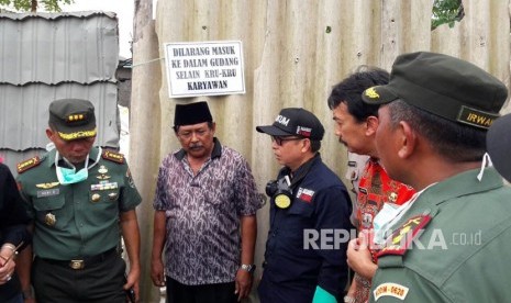 Gudang penyimpanan limbah medis tersebar di Desa Panguragan Wetan, Desa Panguragan Kulon dan Desa Panguragan Lor, Kecamatan Panguragan, Kabupaten Cirebon, Kamis (14/12). Penyegelan gudang urung dilakukan karena mendapat penolakan dari para pekerja gudang.