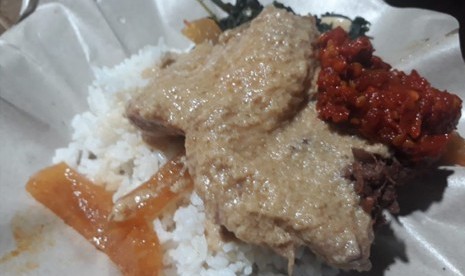 Gudeg Bu Endah lezat dan harganya terjangkau. Favorit mahasiswa saat sahur.