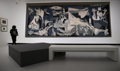 Guernica adalah karya Picasso yang suarakan protesnya atas pengeboman Kota Guernica. Kota Guernica di Spanyol menyalakan sirene 86 tahun setelah genosida Nazi, sebagai protes atas pembantaian Israel