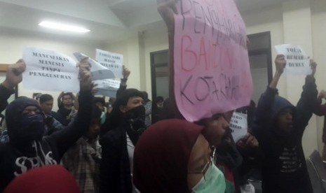 Gugatan warga RW 11 Tamansari, Kota Bandung tentang izin lingkungan yang dikeluarkan untuk pembangunan rumah deret di PTUN Bandung ditolak majelis hakim, Kamis (19/12).