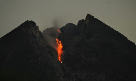 Guguran lava pijar gunung Merapi terlihat dari Balerante, Kemalang, Klaten, Jawa Tengah, Sabtu (29/12/2018) dini hari. 