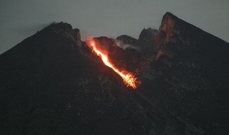 Guguran lava pijar Gunung Merapi terlihat dari Bukit Klangon, Cangkringan, Sleman, DI Yogyakarta, Selasa (15/1/2019) dini hari.