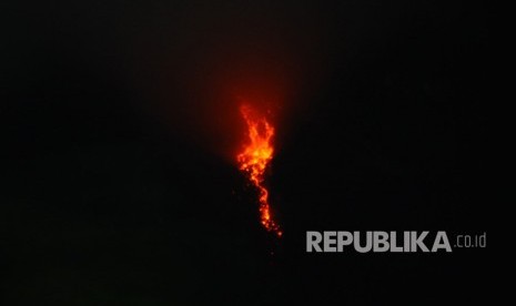 Guguran lava pijar Gunung Merapi terlihat saat terselimuti kabut di Balerante, Klaten, Jawa Tengah, Jumat (4/1/2019) dini hari.