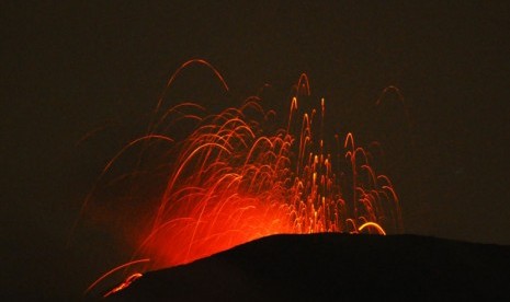  Guguran lava pijar kawah Gunung Slamet terlihat dari kawasan wisata Baturraden, Banyumas, Jateng, Ahad (27/4) malam.  