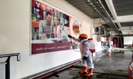 Gugus Tugas Percepatan Penanganan Covid-19 Kabupaten Ciamis melakukan penyemprotan disinfektan di toserba Yogya Ciamis, Ahad (31/5). Penyemprotan itu dilakukan setelah ditemukan satu karyawan di toserba itu yang positif Covid-19. Dok Humas Pemkab Ciamis.