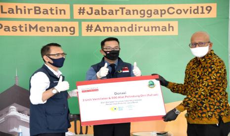 Gugus Tugas Percepatan Penanggulangan Covid-19 Jawa Barat yang diwakili oleh Gubernur Jawa Barat Ridwan Kamil menerima langsung bantuan Sampoerna berupa 2 unit ventilator, 5.000 masker, 500 baju hazmat, 100 set APD, dan 100 unit pelindung wajah di Gedung Pakuan Bandung, Rabu (20/5).