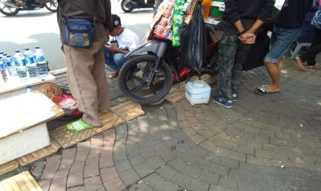 Guiding Block digunakan dan dihalangi oleh orang pedagang di Jalan Dewi Sartika, Jakarta Timur