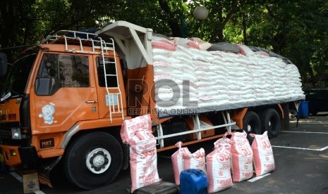 Gula Rafinasi Sitaan. Petugas memeriksa gula rafinasi sitaan di Polda Metro Jaya, Jakarta Pusat, Rabu (24/6).   (Republika/Wihdan)