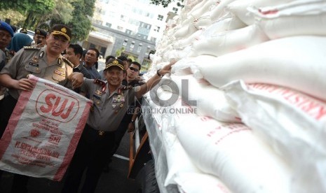 Gula Rafinasi Sitaan. Petugas memeriksa gula rafinasi sitaan di Polda Metro Jaya, Jakarta Pusat, Rabu (24/6).  (Republika/Wihdan)