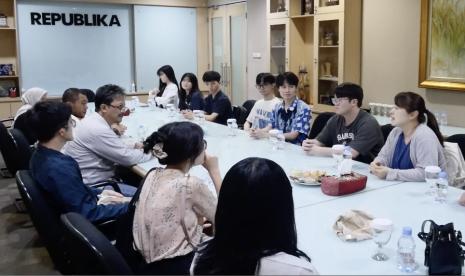 Guna memahami jurnalistik di Indonesia lebih jauh, mahasiswa dan mahasiswa Handong Global University Korea Selatan, melakukan kunjungan ke kantor Republika, Kamis (11/1/2024)