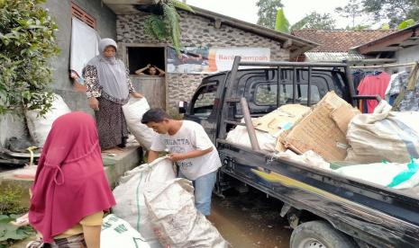 Guna mempermudah warga dalam menyetorkan sampah, Bank Sampah Melingkar meresmikan unit baru yang bertempat di lingkungan RW 2 Desa Berdaya Kebandingan, Tegal, Minggu (07/11).