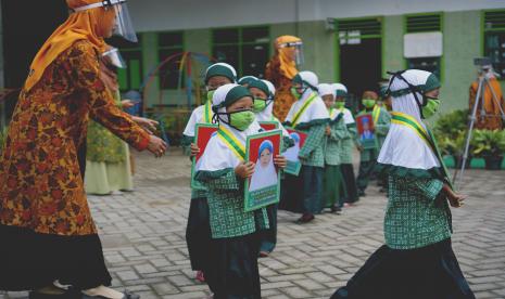 Guna mencegah penularan virus COVID-19 memasuki era kenormalan baru (new normal), sekolah ini menerapkan protokol kesehatan ketat.