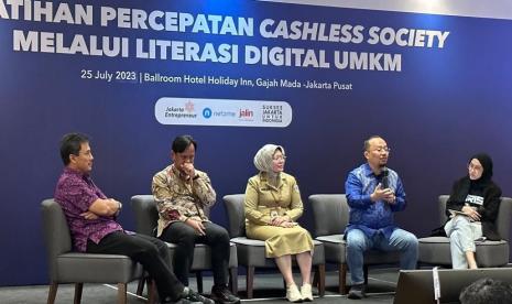 Guna mendorong tingkat literasi digital UMKM, Dinas Perindustrian, Perdagangan, Koperasi, Usaha Kecil dan Menengah (PPKUKM) bekerjasama dengan PT Netzme Kreasi Indonesia (Netzme) menggelar pelatihan Program Percepatan Cashless Society Melalui Literasi Digital bagi UMKM. Kegiatan ini diikuti oleh 500 peserta yang terdiri dari pendamping UMKM Jakpreneur dan para ASN Dinas PPKUKM DKI Jakarta.