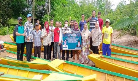 Guna meningkatkan kesejahteraan para nelayan, Pemkab Musi Banyuasin melalui Dinas Perikanan Muba melaksanakan penyerahan bantuan sarana penangkapan Ikan wilayah perairan umum daratan (PUD) berupa Perahu penangkap ikan beserta mesin sebanyak 10 paket bagi Kelompok Usaha Bersama (KUB) Nelayan desa Ulak Kemang Kecamatan Batang Hari Leko.