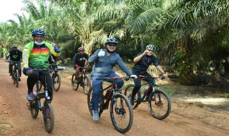 Guna menjaga kebugaran dan meningkatkan imunitas tubuh di masa pandemi Covid-19, Gubernur Kepulauan Bangka Belitung (Babel), Erzaldi Rosman dan Forum Koordinasi Pimpinan Daerah (Forkopimda) Babel, bersepeda bersama di Belinyu, Kabupaten Bangka, Sabtu, (13/6) pagi.