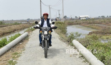 Gunakan sepeda motor trail, Presiden Joko Widodo hadiri revitalisasi tambak udang di Desa Bakti,Kecamatan Muara Gembong, Kabupaten Bekasi, Rabu (1/11). 