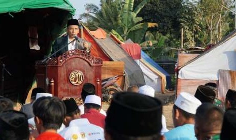 Gunermur NTB Muhamad Zainul Majdi atau Tuan Guru Bajang melaksanakan Shalat Idul Adha bersama korban terdampak gempa di Dusun Sumur Pandai, Kecamatan Kayangan, Kabupaten Lombok Utara, Rabu (22/8)