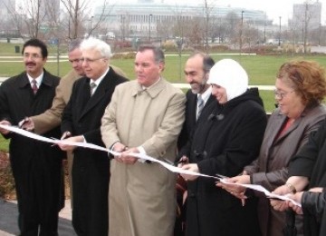 Gunting pita peresmian sebuah masjid di Chicago, AS yang halamannya dimanfaatkan untuk taman kota